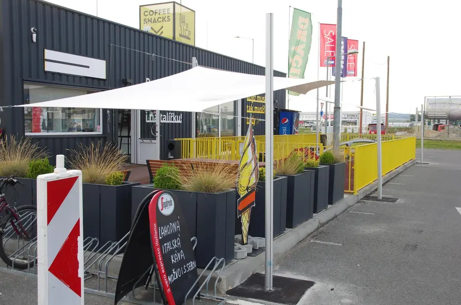 Stínící plachta Ingenua — restaurace, školky a veřejné prostory