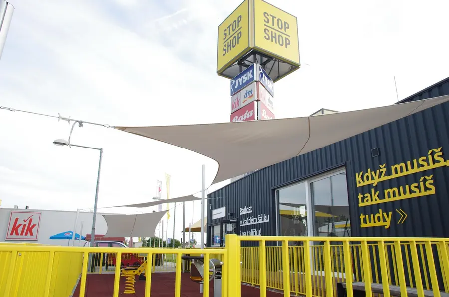 Stínící plachta Ingenua — restaurace, školky a veřejné prostory