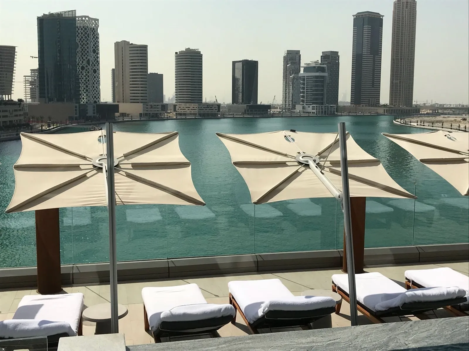 Slunečníky Umbrosa Spectra na terase hotelu Renaissance Downtown v Dubaji